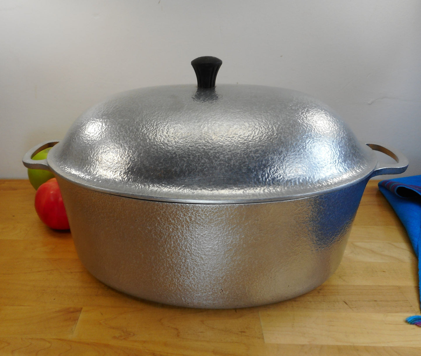 SOLD... Club Hammered Aluminum 15" Oval Roaster Pot with Lid - USA Hammercraft Vintage