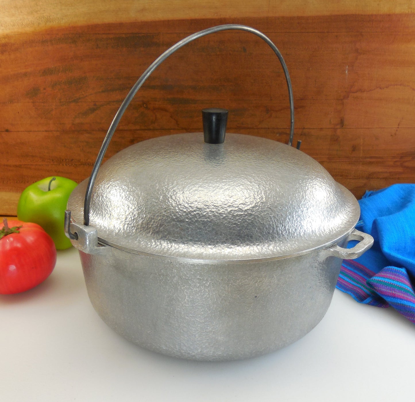 SOLD... Club Aluminum HammerCraft Cast Aluminum 4-1/2 Quart Dutch Oven... Hammered Bail Handle