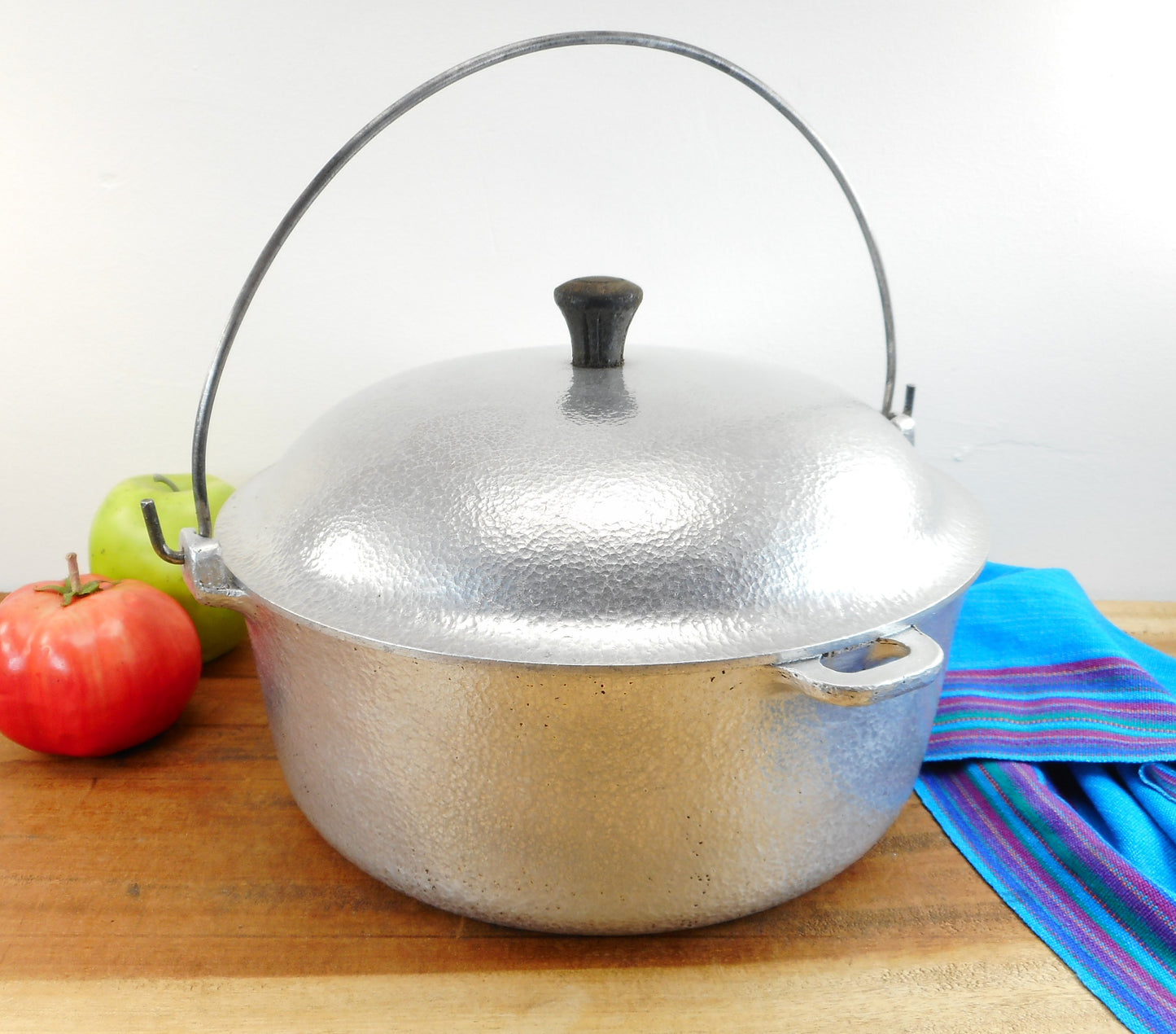 SOLD... Club Aluminum HammerCraft Cast Aluminum 4-1/2 Quart Dutch Oven... Hammered Bail Handle